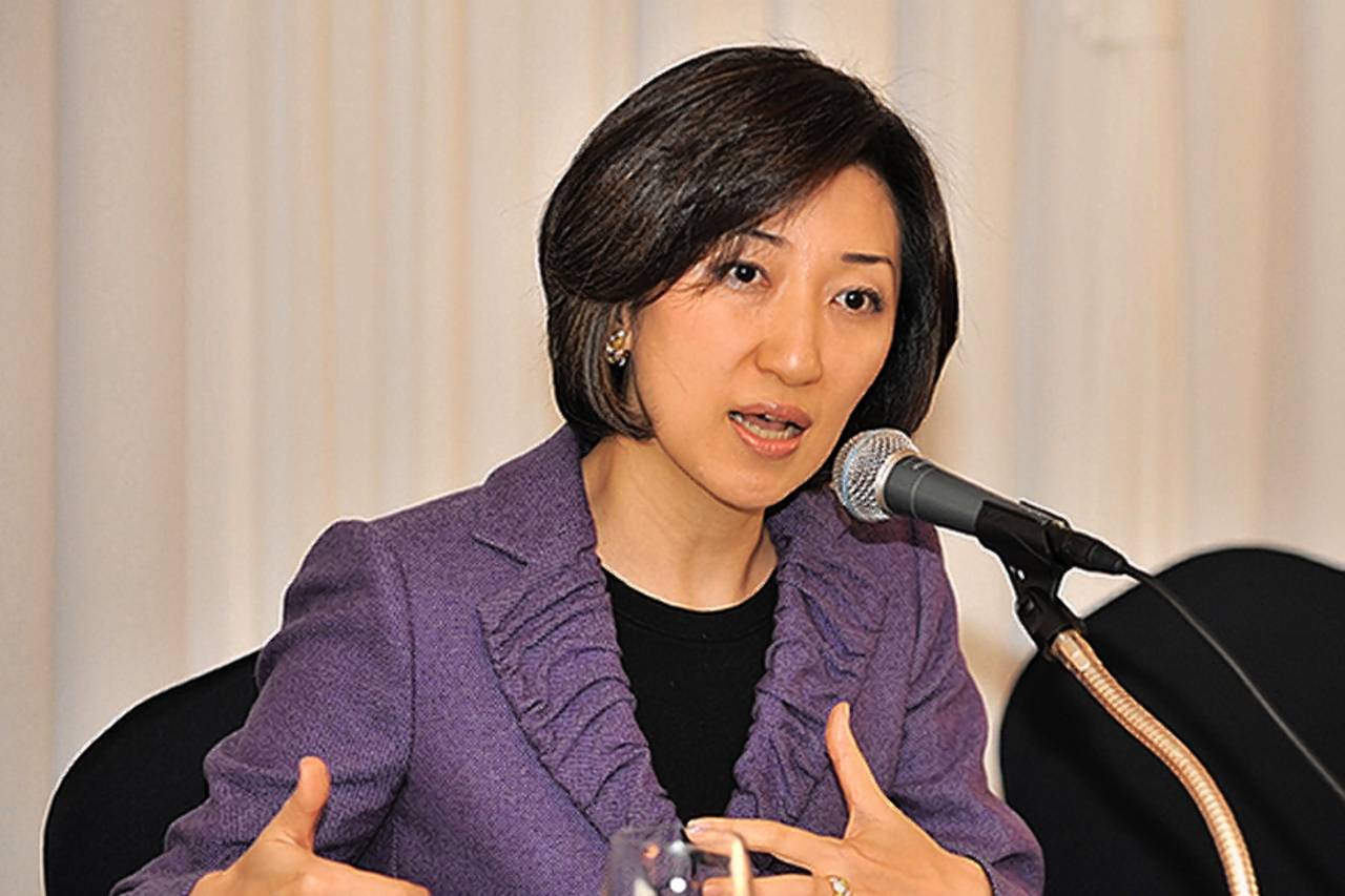 Choi Eun-young pictured during a news conference in Seoul in 2009. Between April 8 and April 20 this year, Ms. Choi and her two adult daughters sold shares in Hanjin Shipping valued at $2.7 million PHOTO: NEWSCOM